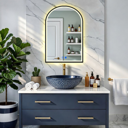 Unregelmäßiger Spiegel mit LED-Beleuchtung in schwarzem Aluminiumrahmen