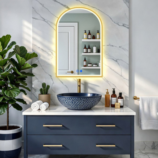 Unregelmäßiger LED-Spiegel in goldenem Aluminiumrahmen