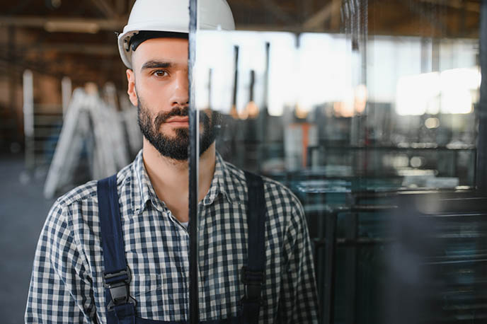 Glasmo ist eine Glasmarke mit langer Tradition, die sich seit 1999 auf die Herstellung von Spiegeln nach Maß spezialisiert hat. Mit dem Erfahrungsschatz, den Generationen von Glasbläsermeistern gesammelt haben, bietet sie Produkte von höchster Qualität, die auf die individuellen Bedürfnisse der Kunden zugeschnitten sind. Wir arbeiten mit einem breiten Spektrum von Kunden zusammen, von Privatpersonen bis hin zu großen Unternehmen, und liefern Spiegel, die nicht nur funktional sind, sondern auch ein dekoratives Element für einen Raum darstellen. Unser Engagement für handwerkliches Können und ständige technologische Weiterentwicklung ermöglicht es uns, auch die anspruchsvollsten Projekte zu realisieren.