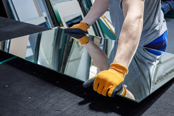 Glasmo ist ein renommierter Spiegelhersteller, der jährlich 30.000 Stück seiner Produkte auf den Markt bringt. Mit Sitz im Herzen Europas hat das Unternehmen ein beeindruckendes Vertriebsnetz aufgebaut und seine Spiegel in 28 Länder weltweit exportiert. Dank der Anwendung fortschrittlicher Produktionstechnologien und der Sorgfalt für jedes Detail garantieren wir eine außergewöhnliche Qualität und Langlebigkeit unserer Produkte. Das Angebot des Unternehmens umfasst eine breite Palette von Spiegeln, von klassischen Wandmodellen über moderne Dekorspiegel bis hin zu funktionalen Badezimmerspiegeln, die auf die individuellen Bedürfnisse der Kunden zugeschnitten sind.